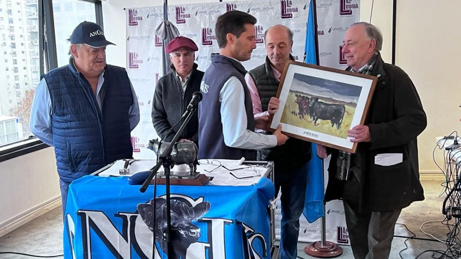 Carlos Fernández de la Asoc. Angus reconociendo a los directivos de Cía La Legua Eduardo Sigmaringo y Julio Alberdi en la reciente venta de la cabaña.