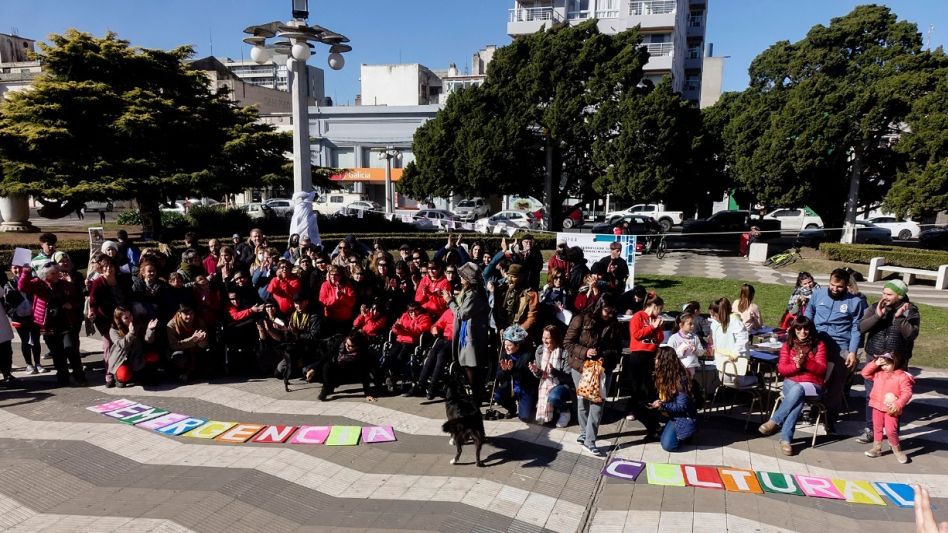 El sábado en la Plaza San Martín tuvo lugar una intervención urbana que convocó una buena cantidad de público. ¿Los protagonistas?: los artistas de Azul. GENTILEZA HÉCTOR GARCÍA