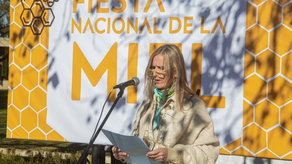 La presidenta de la Sociedad Rural de Azul, Juliana Romat durante un tramo del discurso que dio en la jornada inaugural de la ExpoMiel. NICOLAS MURCIA
