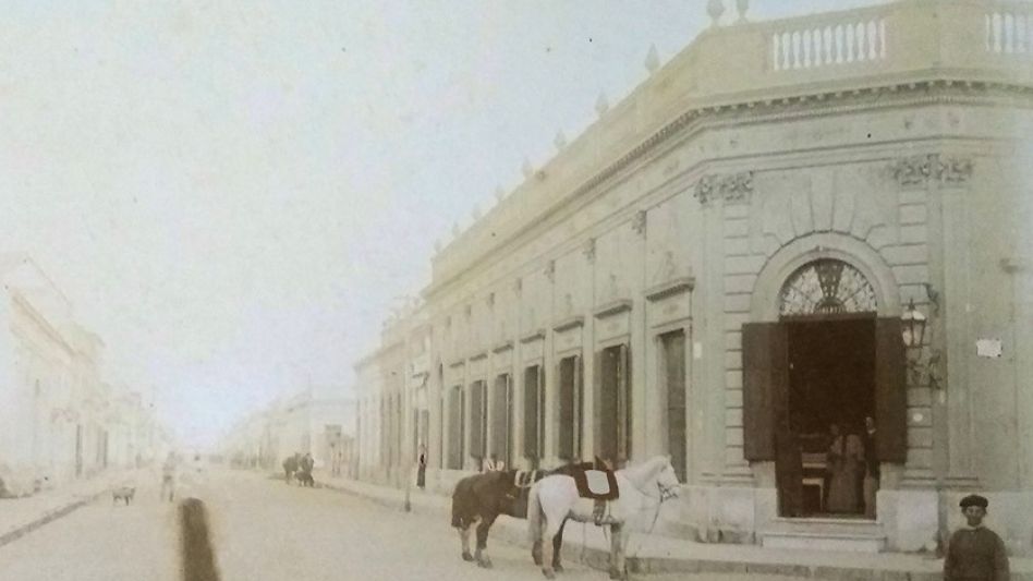La Pampa Florida se ubicó en la calle Burgos Nº 451 esquina San Martín, es decir, la misma esquina donde años antes Francisco Serantes había tenido su local. GILGAMESH, MARCOS DELUCA