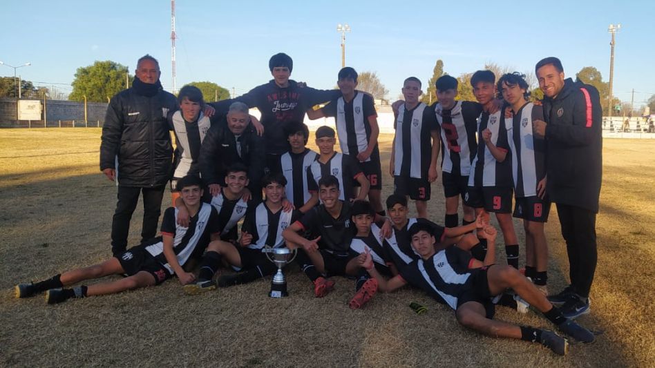 Los chicos de Alumni Azuleño celebran la conquista del título de Séptima División del Torneo Apertura. Foto: GENTILEZA TARDE REDONDA