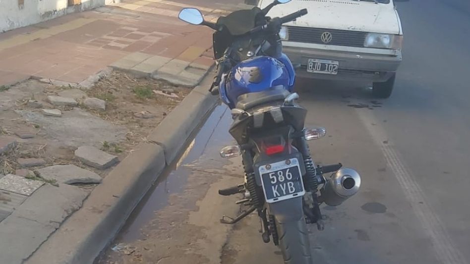 La colisión entre ambos rodados sucedió hoy por la tarde en el cruce de Leyría y Roca. FOTOS: CPA/PBA