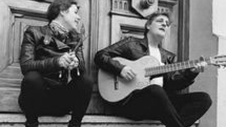 Ale & Ale llegan al íntimo escenario de la Salita para envolvernos con la magia de canciones icónicas de diversas épocas y temas de Alexis Alarcón.