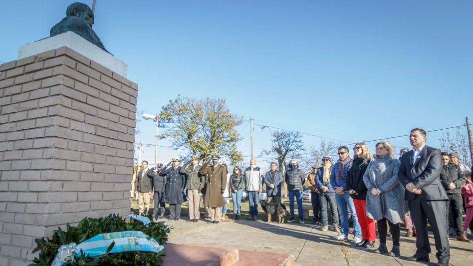 Al pie del busto que recuerda a Martín Miguel de Güemes se colocaron ofrendas florales durante lo que fue este acto en su homenaje.