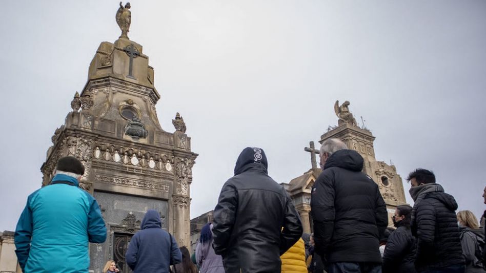 La visita guiada realizada ayer en el Cementerio Municipal contó con una importante cantidad de asistentes, varios de los cuales llegaron a la ciudad por el fin de semana largo. 