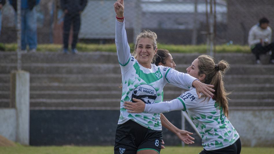 Nadia Molina celebra el gol de Vélez. Las velezanas y Athletic empataron en uno. NICOLÁS MURCIA