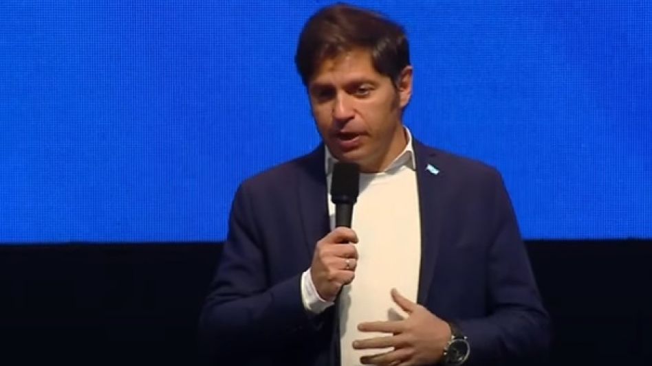Promesa a la bandera con alumnos: Kicillof alentó a "rebelarse" y "hablar como uno quiere"