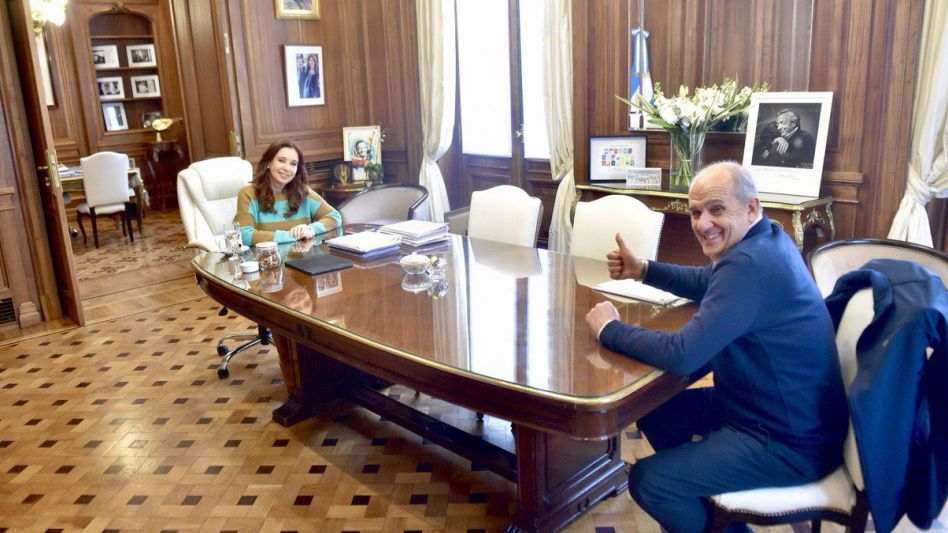 Interna en el FDT: un intendente bonaerense le llevó una propuesta a CFK para "transformar los planes sociales"