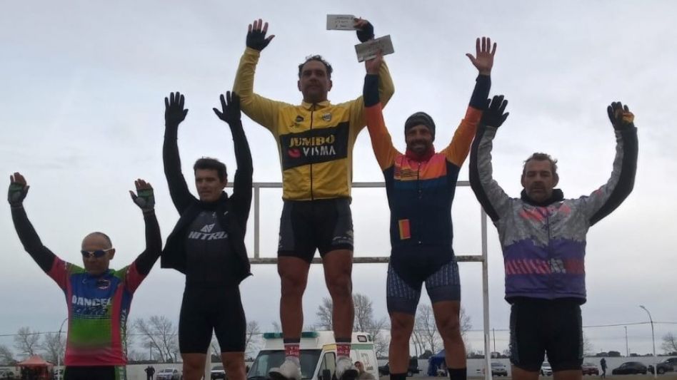 El cachariense Roberto Rusciolelli en los más alto del podio de la categoría Master B del Gran Premio ?Día de la Bandera?. 