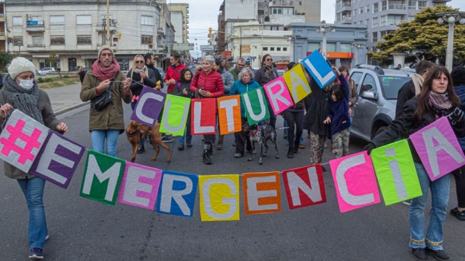El lunes se realizó la marcha impulsada por el Colectivo de Artistas Autonvocados de Azul.  NICOLÁS MURCIA 