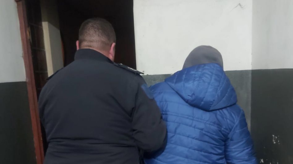 El procedimiento que finalizó con la aprehensión del hombre lo realizaron policías ayer viernes por la tarde. FOTOS: EPDS AZUL/PBA