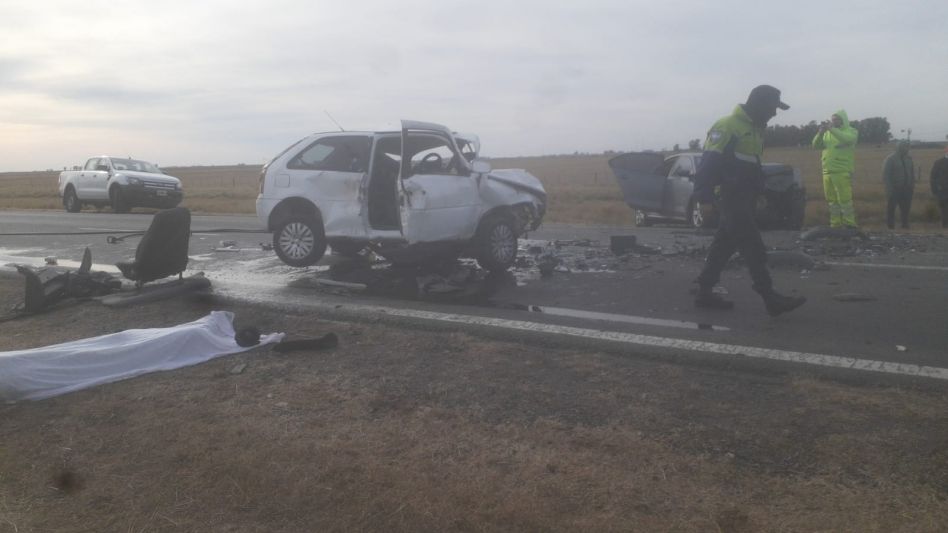 Un choque frontal entre dos autos dejó como saldo dos muertos y dos heridos. Sucedió hoy sábado alrededor de la hora 11. FOTOS: VIAL AZUL/PBA