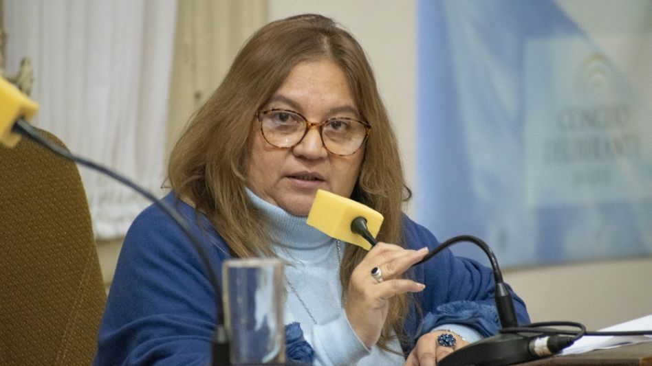 La concejal azuleña de Juntos-GEN, Verónica Crisafulli en un tramo de la última sesión que se realizó en el legislativo local.    NACHO CORREA