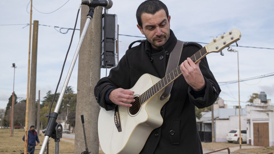 Un tal Iván es el proyecto solista de Iván García, quien fue convocado para sumarse a la propuesta al igual que el resto de las bandas enumeradas, en forma solidaria.  