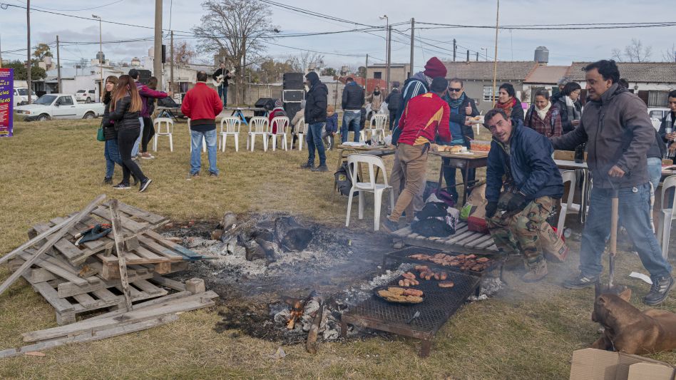 La gente acompañó en el predio donde se espera que se edifique el Instituto.   NICOLÁS MURCIA.  