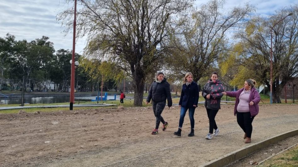 Las funcionarias municipales el día que recorrieron el sector donde se están realizando las tareas de reacondicionamiento de la pista de atletismo. FOTOS: PRENSA MUNICIPAL