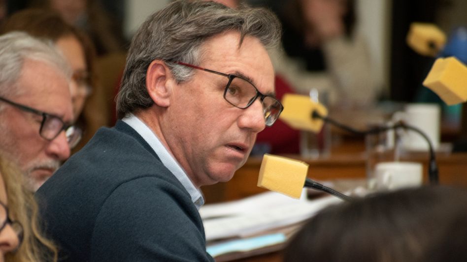 El concejal del PRO Ramiro Ortiz durante un tramo de la octava sesión del legislativo local que se realizó el martes pasado.    NACHO CORREA