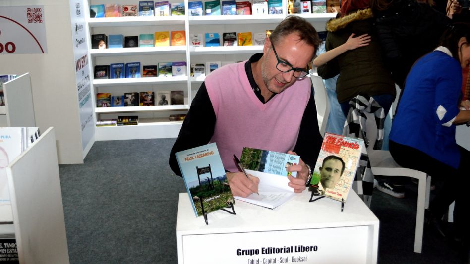 Gustavo Timo, residen en Lobos, Buenos Aires, es locutor y periodista y hace dos semanas, en Santa Fé, presentó el libro Homenaje a la memoria de Felix Lazzarino. GENTILEZA GUSTAVO TIMO 