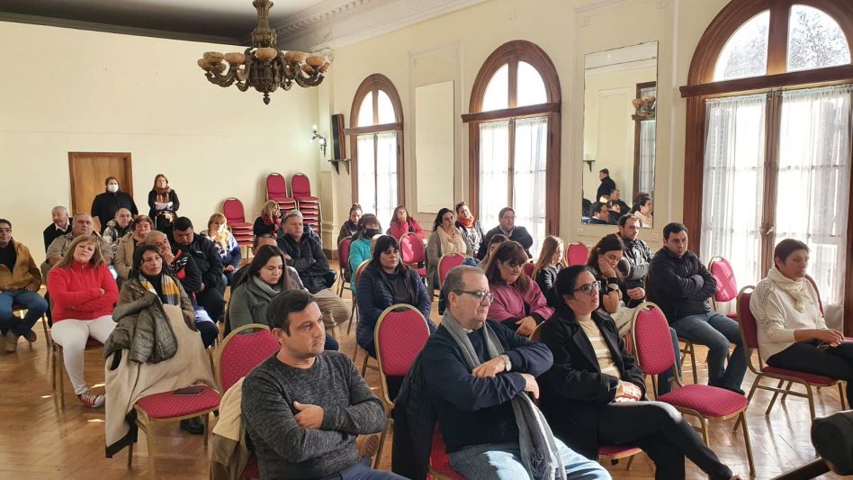 El jueves último, en el primer piso de la Municipalidad, se realizó un acto de firma de escrituras, en el marco del programa Mi escritura, mi casa. AGENCIA GENERAL ALVEAR