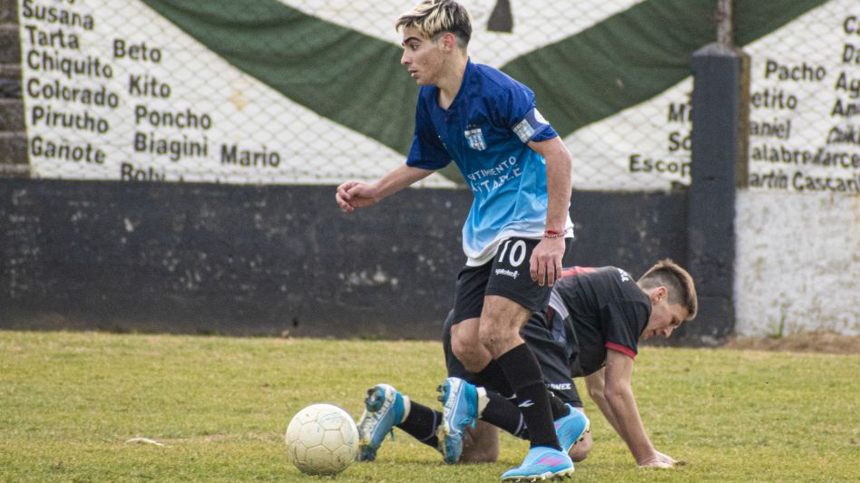 Alumni Azuleño cumplió y pasó a las semifinales. Dejó atrás a Sarmiento de Tapalqué por un global de 3 a 1 (2-1 y 1-0). Foto: Nacho Correa