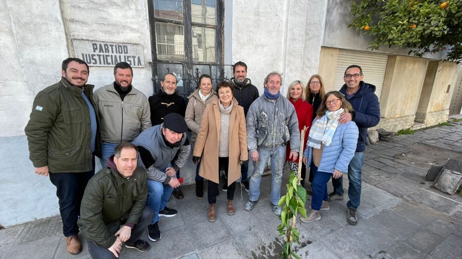 En la vereda de la sede del Partido Justicialista de Azul se implantó ayer un ejemplar de naranjo. PRENSA PJ