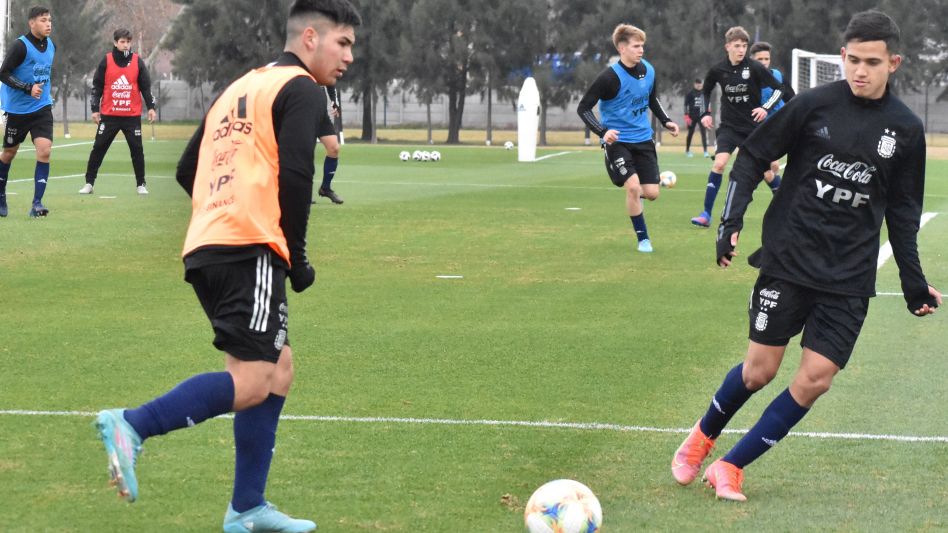 De fondo se puede ver al juvenil azuleño, quien formó parte de los entrenamientos de la Sub 17. Foto: gentileza AFA.
