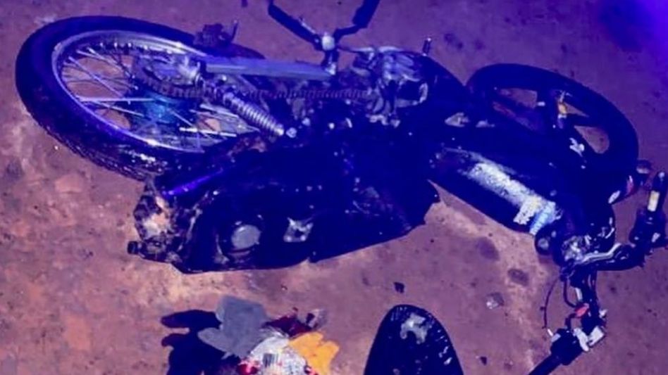 Un adolescente sigue internado en Terapia Intensiva, tras sufrir ayer miércoles un grave siniestro vial. FOTOS: SOMOS NOTICIAS/SOMOS AZUL
