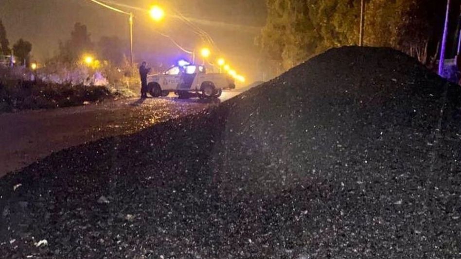 Guiaba una moto y chocó contra un montículo de tierra