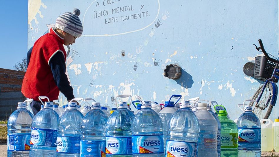 Se realizó ayer una iniciativa destinada a juntar agua potable para los vecinos de Villa Piazza Sur que actualmente están afectados por la problemática de los pozos contaminados. NACHO CORREA