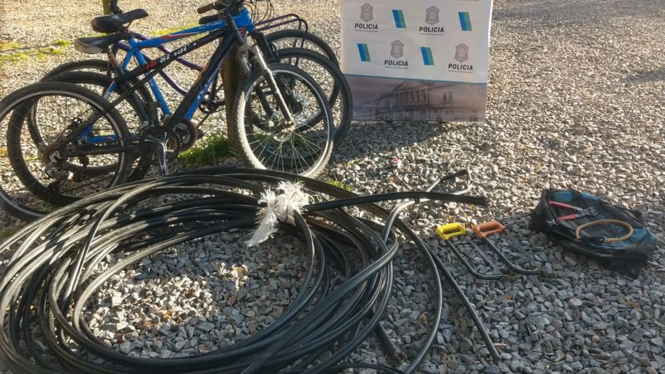 Los elementos incautados en poder de los menores que ayer habían sido retenidos por la Policía, al ser hallados robando cables en la Avenida Mujica. FOTOS: CPR AZUL/PBA