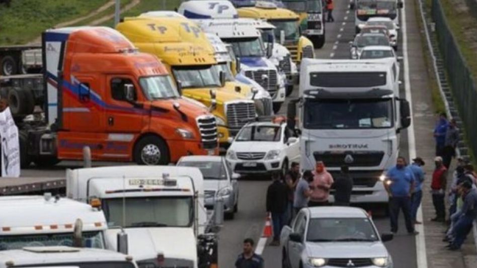 El paro de transportistas se generalizó en varias provincias del país.