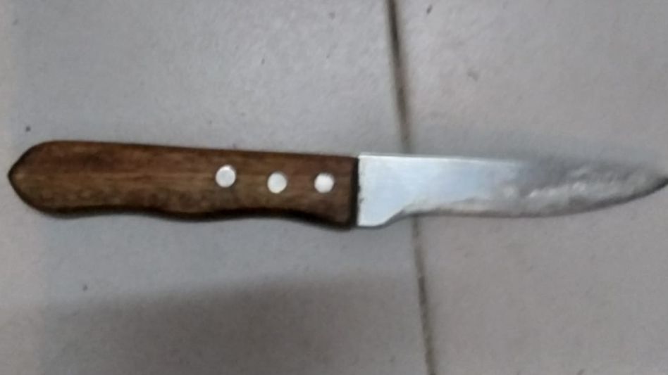 En poder del ahora aprehendido personal policial había incautado un cuchillo de unos diez centímetros de hoja. EPDS AZUL/PBA