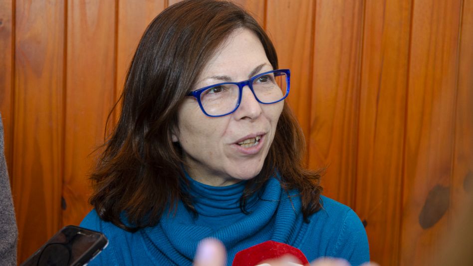 Silvina Batakis el pasado 4 de mayo de este año cuando dialogó con los medios locales luego de la actividad que encabezó junto a empresarios y emprendedores azuleños. ARCHIVO/NACHO CORREA