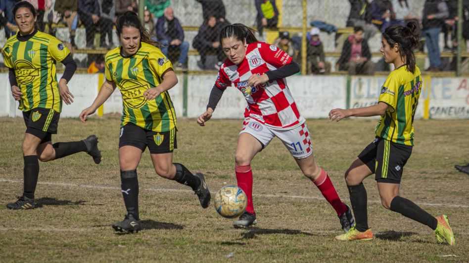 Agustina Alderete se lleva la pelota ante la marca de las defensoras de Piazza. Estrellas le ganó a Piazza por 2 a 1 en el primer encuentro de las semi de Fútbol Femenino. Foto: Nicolás Murcia.