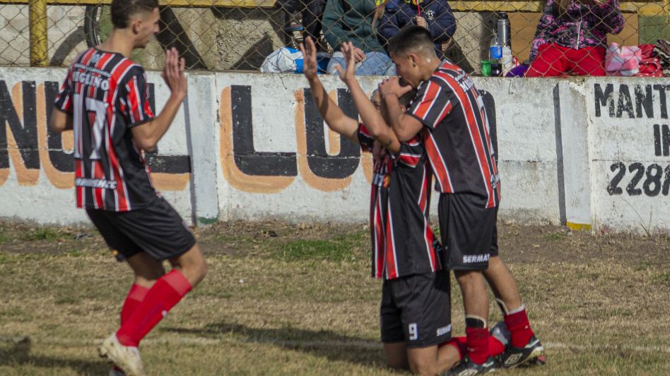 Justino Borra arrodillado celebra uno de los goles de Chacarita ante Piazza. El tricolor superó al industrial por 3 a 0 en la ida de las semifinales de Sexta División. Foto: Nicolás Murcia.