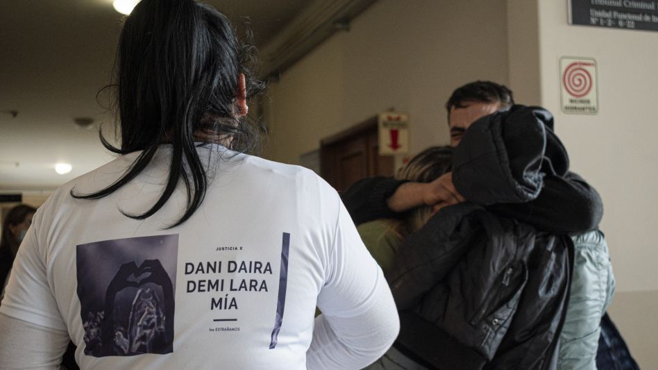 El emocionado abrazo de los familiares de las víctimas, tras conocerse el fallo del juicio. NICOLÁS MURCIA