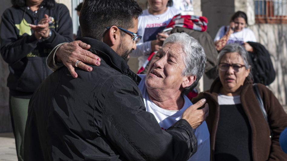 El abogado Marcelo Chumbita y Silvia Cristina Álvarez, abuela de una de las víctimas de este hecho, abrazados y emocionados tras conocerse el fallo que condenó ayer a Horacio Luis Castilla.  N. MURCIA