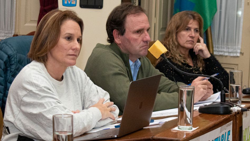 Los tres integrantes del bloque Podemos Azul: Natalia Colomé, Juan Louge y Gisela Hiriart en un tramo de la novena sesión ordinaria del Concejo Deliberante de esta ciudad. FOTO: NACHO CORREA