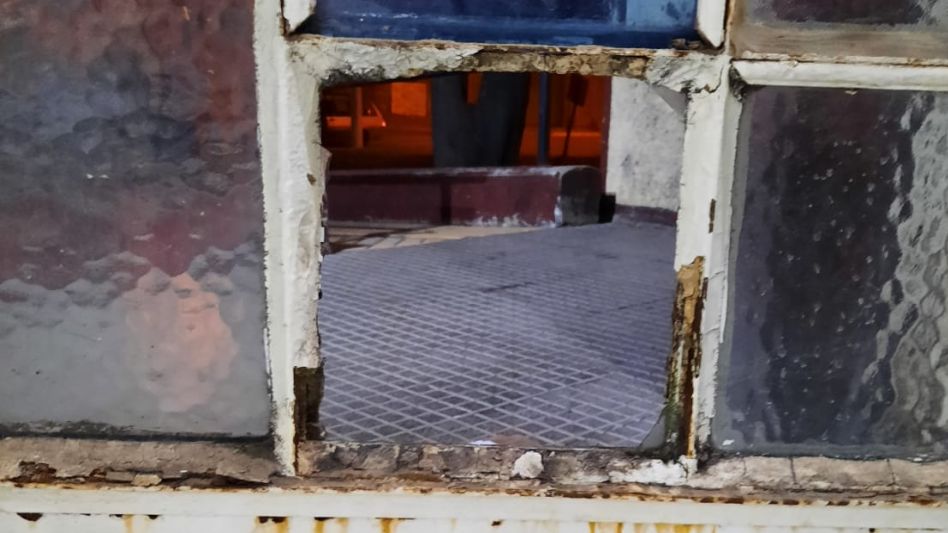 La puerta que el imputado dañara, al romper uno de sus vidrios, el pasado domingo cuando fue llevado al Hospital Pintos, tras provocarse lesiones una vez que fuera arrestado. EPDS AZUL/PBA