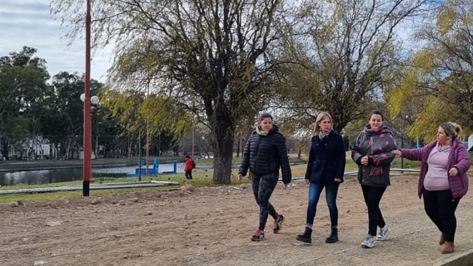 Noelia Gallours, Luciana Fredes y Guillermina Bellocq el día que recorrieron los trabajos de reacondicionamiento de la pista de atletismo.