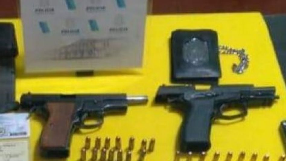 Las pistolas incautadas en poder del Cabo de la Federal. Por la tenencia irregular de una de ellas, desde la Cámara Penal fue ordenado que se dicte un nuevo pronunciamiento.  POLICIA TAPALQUE