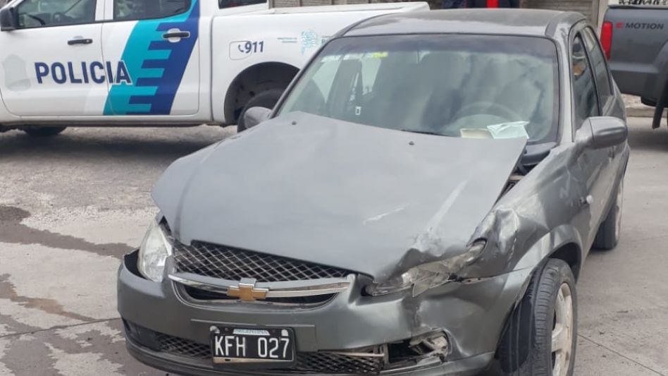 Los rodados implicados en esta colisión fueron un Chevrolet Corsa Classic y un Toyota Etios, cuyos dos ocupantes tuvieron que ser hospitalizados. FOTOS: CPA/PBA
