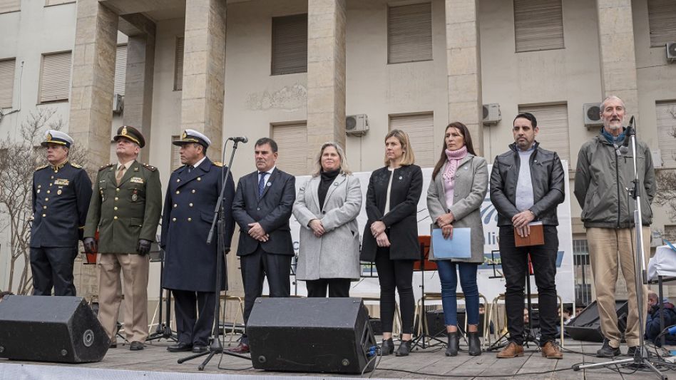 El intendente Bertellys, acompañado por funcionarias de su equipo de Gobierno y autoridades de diferentes entidades civiles, militares y eclesiásticas, durante el acto realizado ayer. NICOLÁS MURCIA
