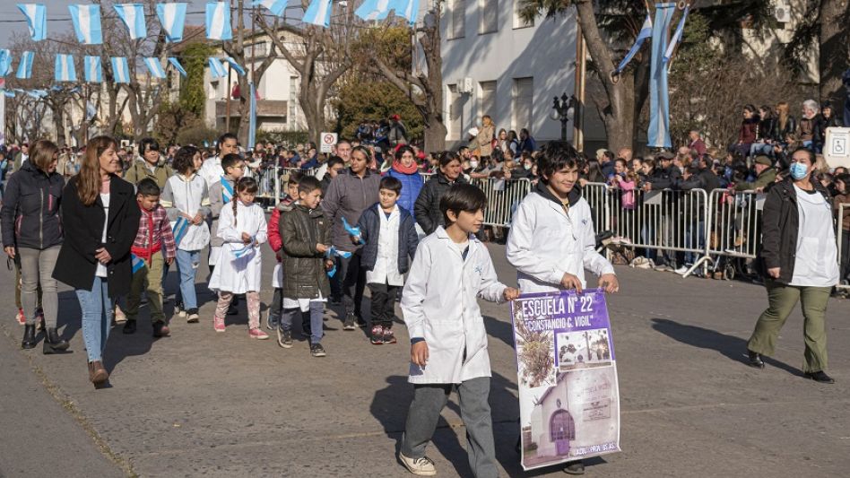 Los alumnos y docentes de la Escuela 22, una de las entidades educativas presentes ayer en el desfile.