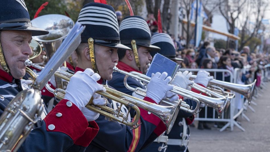 La banda militar ?Combate de Perdriel? interpretó las estrofas del Himno Nacional durante el acto conmemorativo por el nuevo aniversario de la independencia argentina.