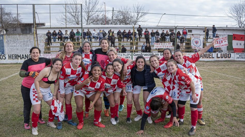 Las chicas de Estrellas celebran el pase la final del Torneo Apertura. Las de Villa Fidelidad superaron a Piazza por 4 a 2 en la definición por penales. NICOLÁS MURCIA
