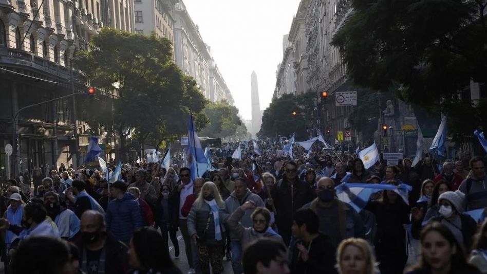 Un "banderazo" contra el Gobierno se hizo sentir en todo el país