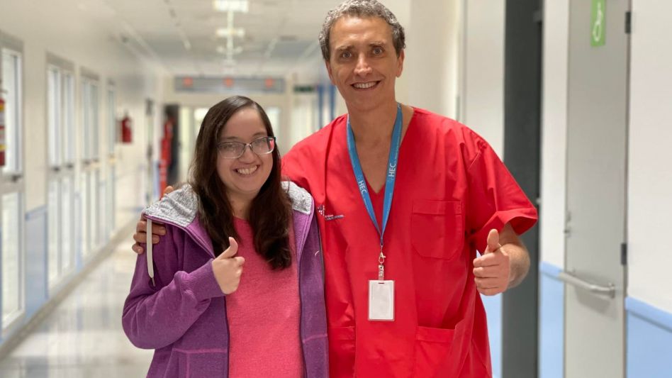 Nahin junto a Ivana y al equipo de profesionales del Hospital El Cruce de Florencio Varela que participó de la inédita operación.  GENTILEZA/CLARIN