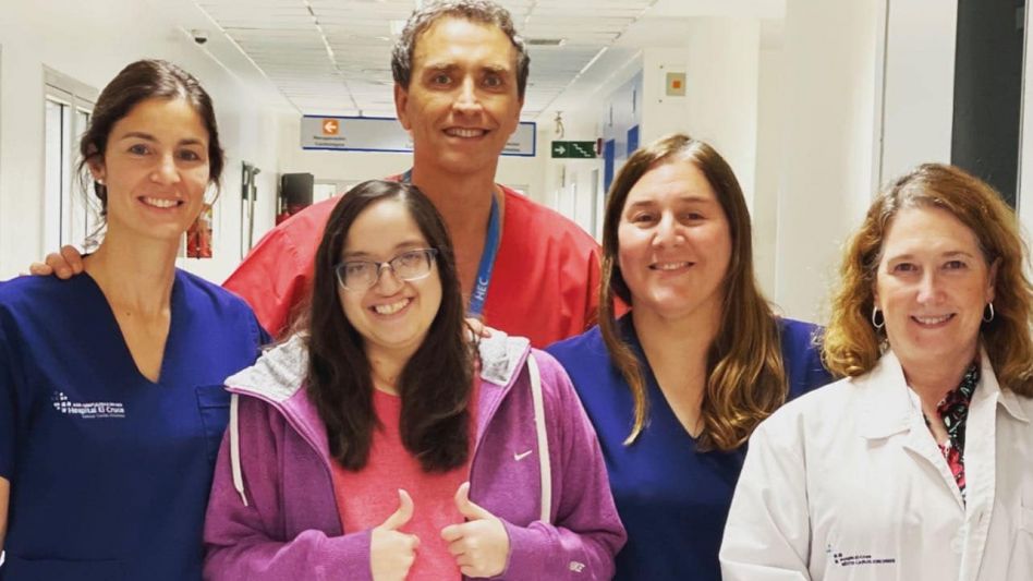 El Dr. Marcelo Nahin junto a Ivana en el momento del alta de la paciente a la que se le realizó un reemplazo de la aorta abdominal.