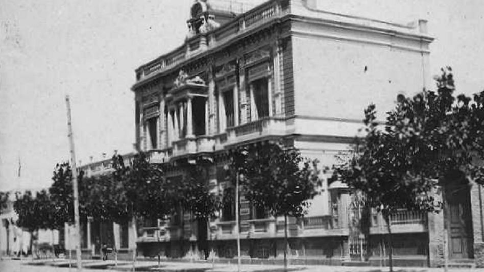 En el singular edificio de Av. 25 de Mayo N° 590, funcionó por algunos años -desde su fundación en 1933- El Tiempo?, luego allí mismo funcionaría El Ciudadano. MARCOS DELUCA